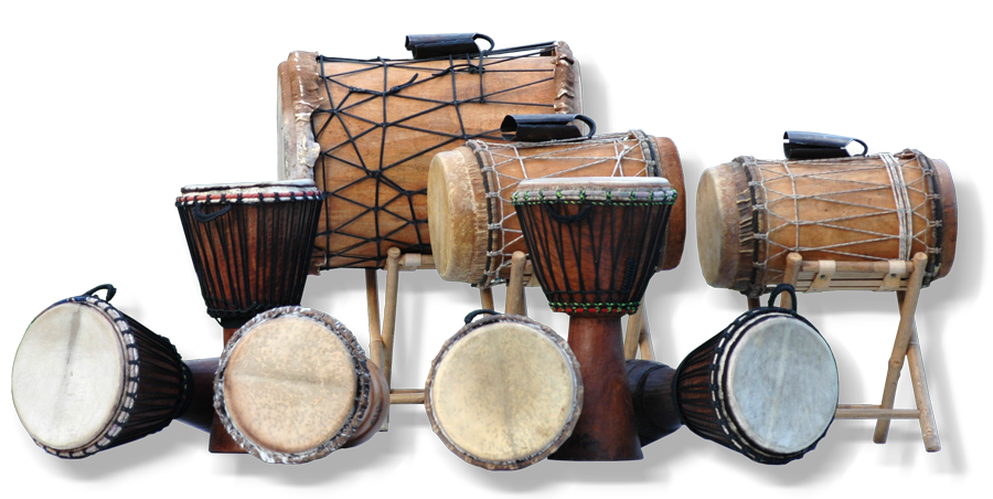 Abbildung: Trommelkursinstrumente, Djembe-Handtrommeln und Basstrommeln mit Eisenglocken