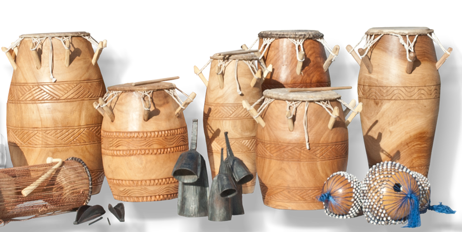 Abbildung: Trommeln von Ghana, Sogo-Drum, Kagan-Drum, Kpanlogo-Drum, Kidi-Drum, Gankogui-Bel, Apitua-Bel, Axatse-Kürbisrassel, Dondon-Takingdrum